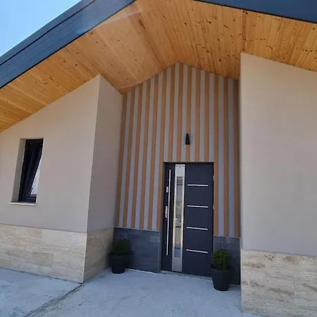 Apartament с двор дива *