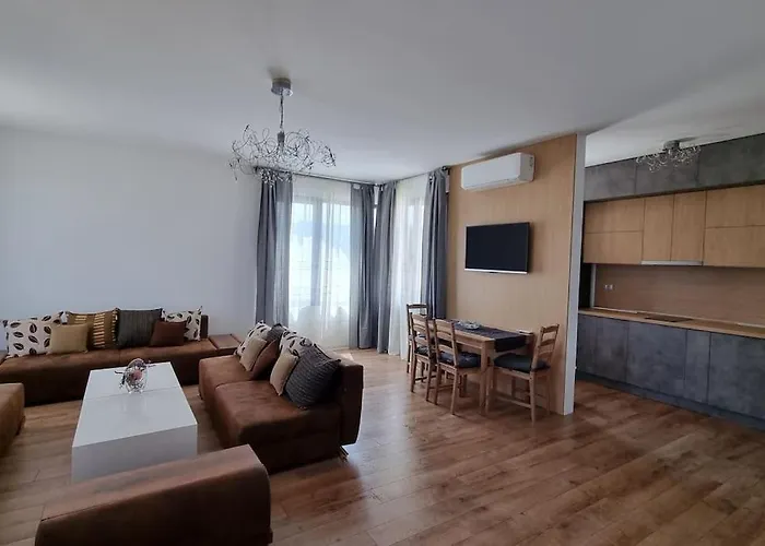 с двор дива Апартаменты Самоков