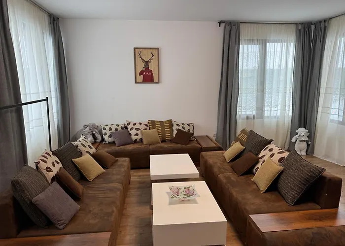 с двор дива Апартаменты