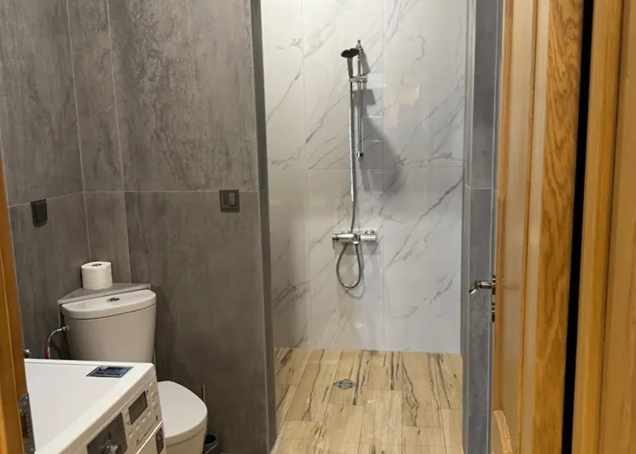 с двор дива Апартаменты Самоков